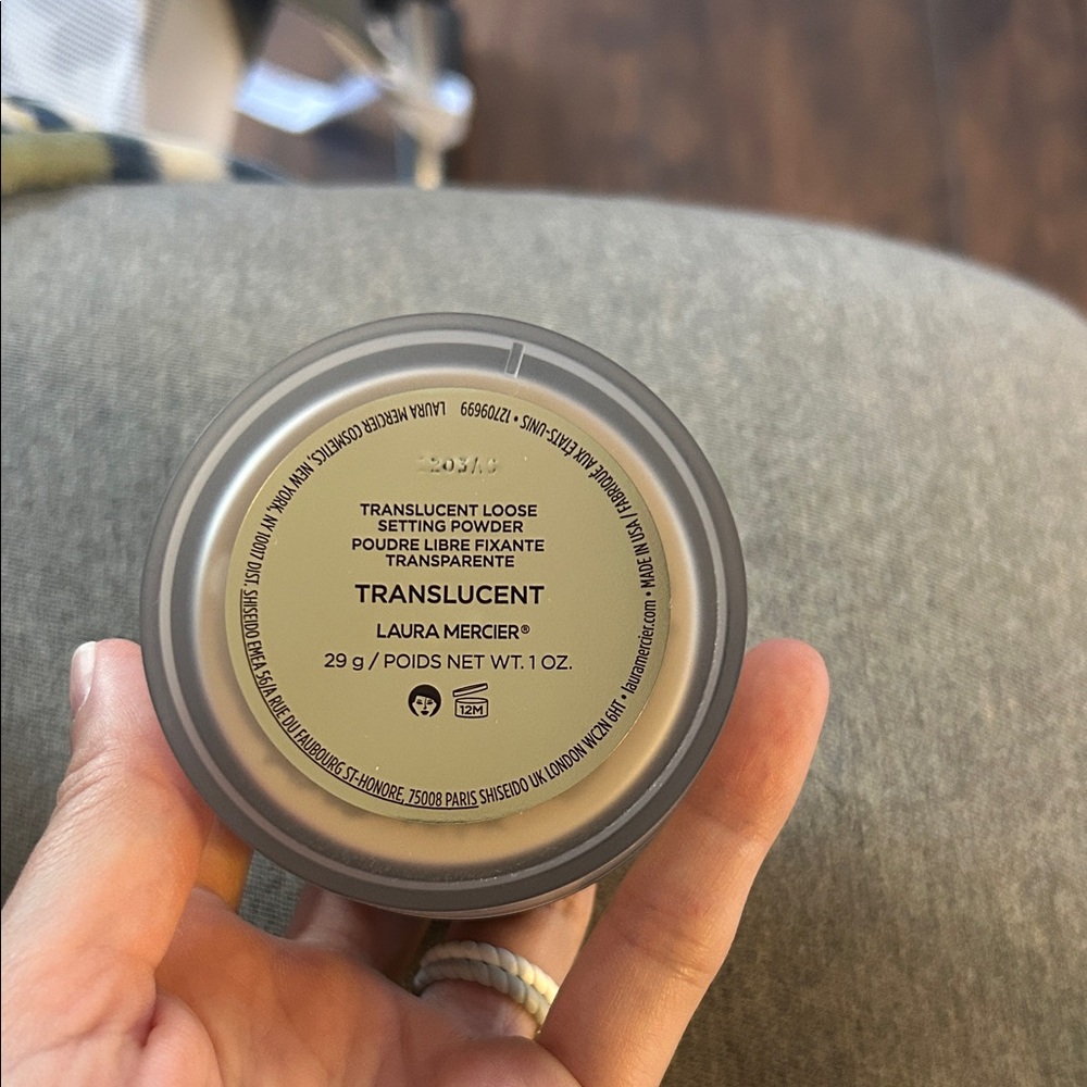 Laura Mercier Translucent Loose Setting Powder - Picture 9 of 9
